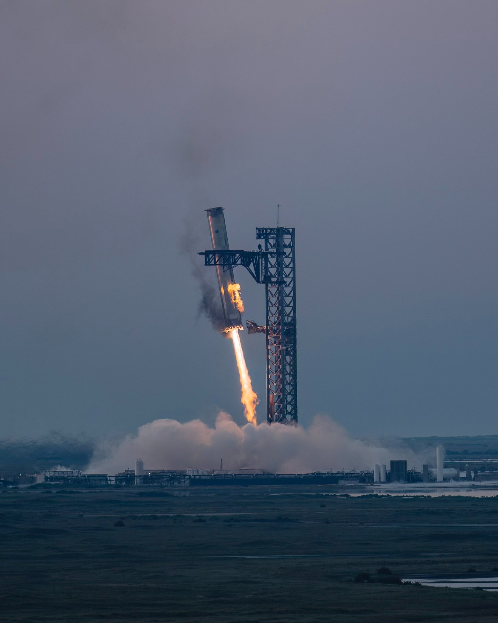 Comme prévu, le lanceur Super Heavy arrive de façon oblique par rapport à la tour afin de se positionner entre les bras métalliques. © Space X.